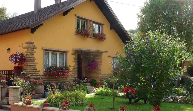 Apartment 'Gîte Les Collines' with Mountain View, Private Terrace and Wi-Fi