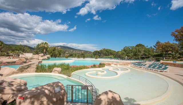 Apartment 'Grimaud 4 Personnes Clim Vue Mer' with Sea View, Private Terrace and Air Conditioning