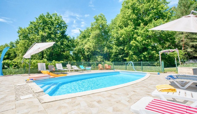 Apartment 'Hare' with Shared Pool, Wi-Fi and Air Conditioning