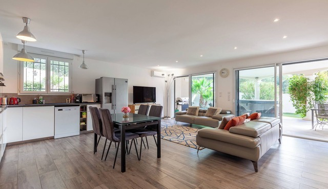 Apartment 'Havre De Paix 500m De La Mer' with Private Terrace, Wi-Fi and Air Conditioning