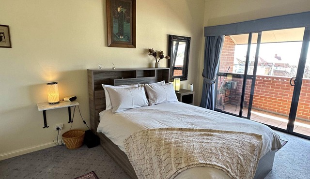 Apartment - Heart of Bathurst, Walk Everywhere!