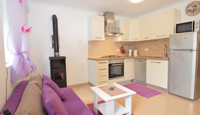 Apartment Hrasta 1 is accommodation in Hrasta on the island of Cres, 43 km from Mali Lošinj.