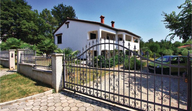Apartment Hrastova V