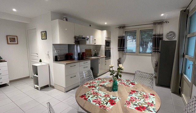 Apartment in house with swimming pool between sea and mountains