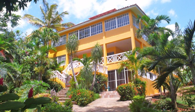 Apartment in a beautiful tropical garden, 2 minutes walk to the beach.