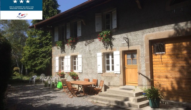 Apartment in a character house surrounded by a large green area