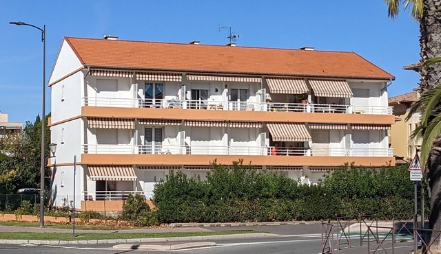 Apartment in a fenced residence, 50m from the beach