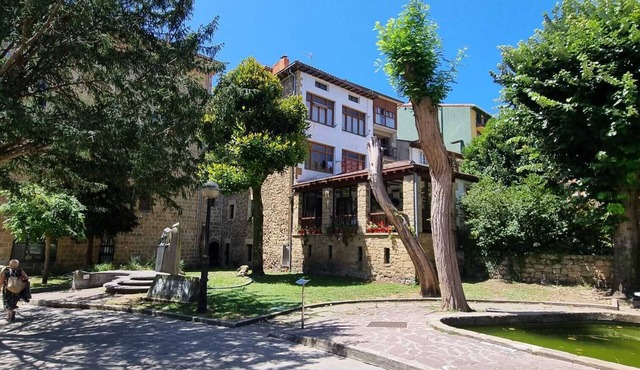 Apartment in a historical building in Zarautz, 100 m from the beach.