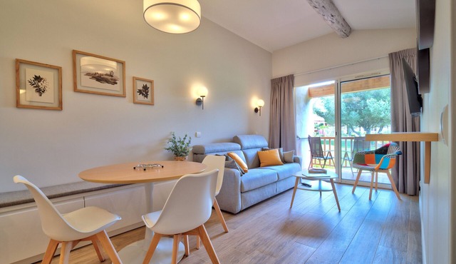 Apartment in a private estate south of the Luberon