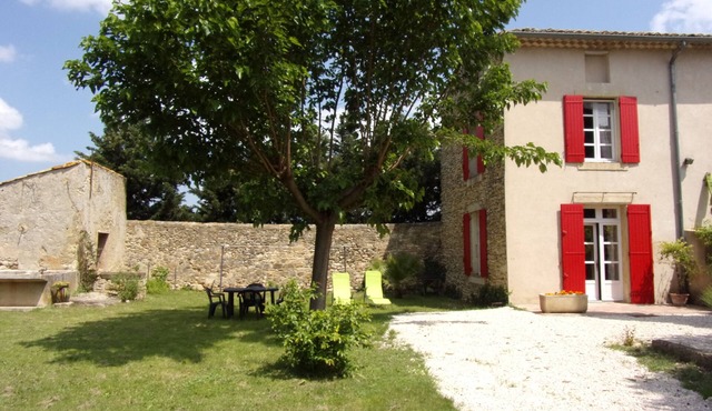 Apartment in a Provencal farmhouse in the Orange countryside