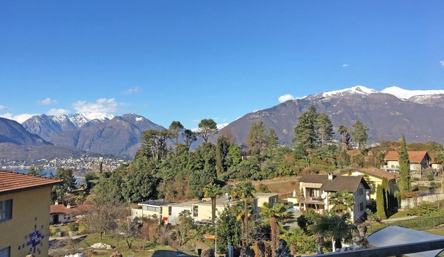 Apartment in a quiet location with a large terrace and views of the mountains.