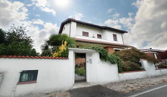 Apartment in a villa in the middle of the green