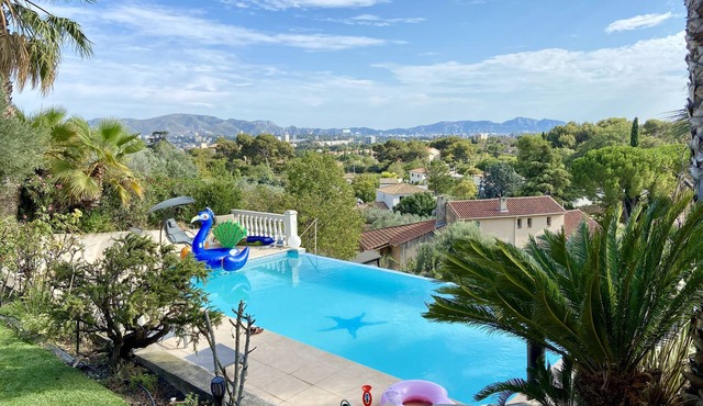 Apartment in a villa with swimming pool in the hills above Marseille