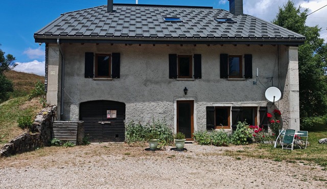 Apartment in alpine farmhouse, close to ski slopes and hiking trails