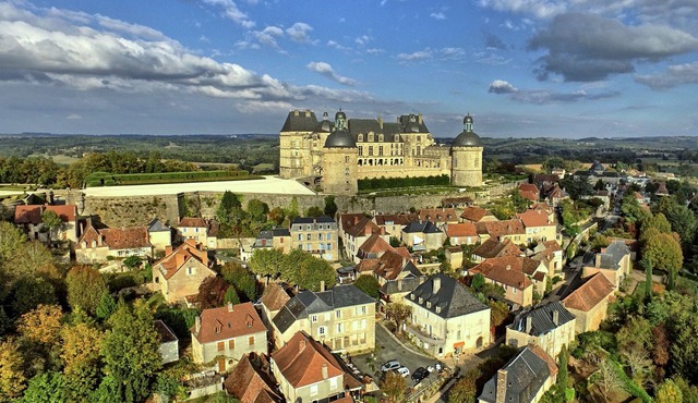 Apartment in an 18th century building in the heart of the village of Hautefort.