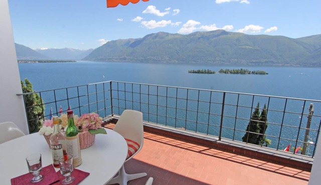 Apartment in an elevated position with magnificent panoramic views of the Brissago Islands