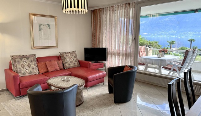 Apartment in an exclusive lakeside location with views of the park and Lake Magg