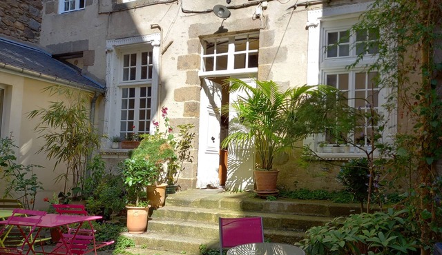 Apartment in beautiful 17th century building, St Malo intra muros, near beaches