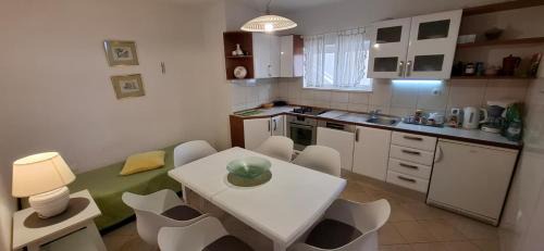 Apartment in Bol with terrace, air conditioning, WiFi, washing machine 3634-4