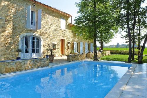 Apartment in Caderousse with Pool