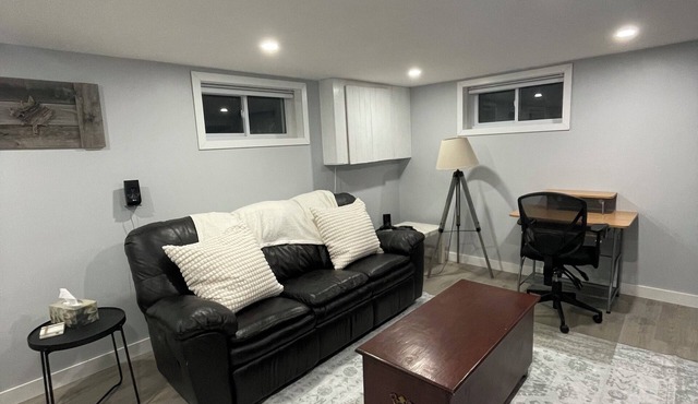 Apartment in Central Ottawa - walk to CHEO/General hospital & trainyards