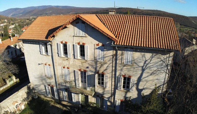 Apartment in character house with garden and swimming pool