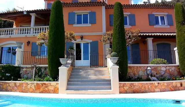 Apartment in charming villa, panoramic view of the sea and the village of Cabris