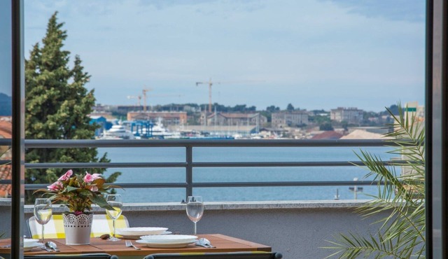 Apartment in city center with sea view
