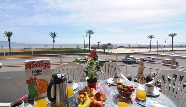 Apartment in Empuriabrava, Costa Brava! Beachfront, Sea Views, 3 Bedrooms, Equipped Kitchen. Book now!