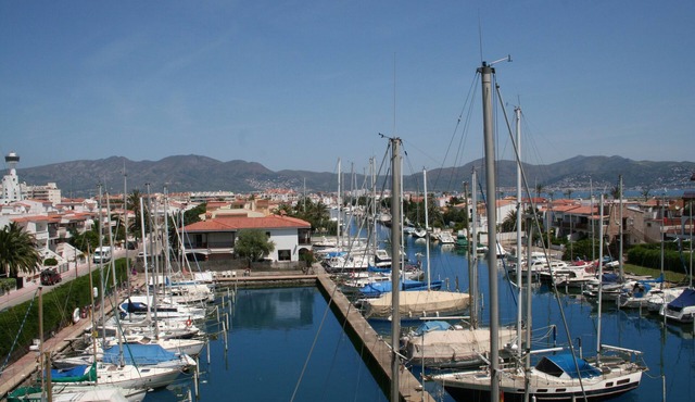 Apartment in Empuriabrava. 50 meters beach and trades.