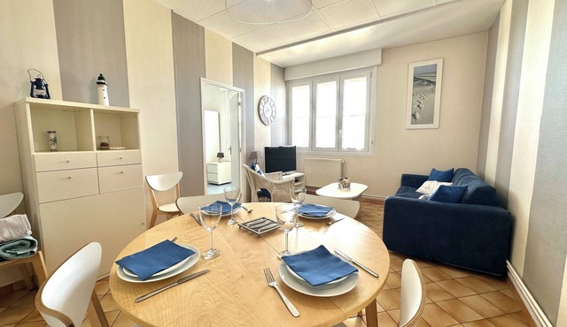 Apartment in exceptional location facing the sea Direct access to the beach!