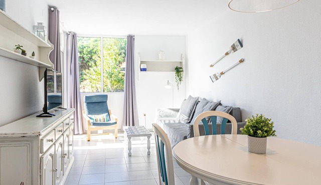 Apartment in front of the beach 40min BCN by train