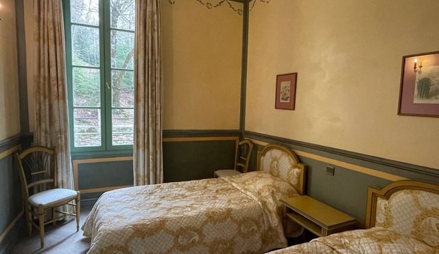 Apartment in a 19th century chateau with swimming pool and tennis court in a 4-hectare park