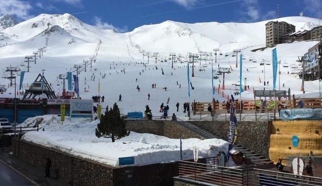 APARTMENT IN FRONT OF LIFTS AND IN FIRST LINE OF TRACKS, 50 m