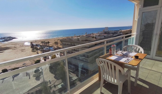 Apartment in front of the sea, with panoramic view. Center.