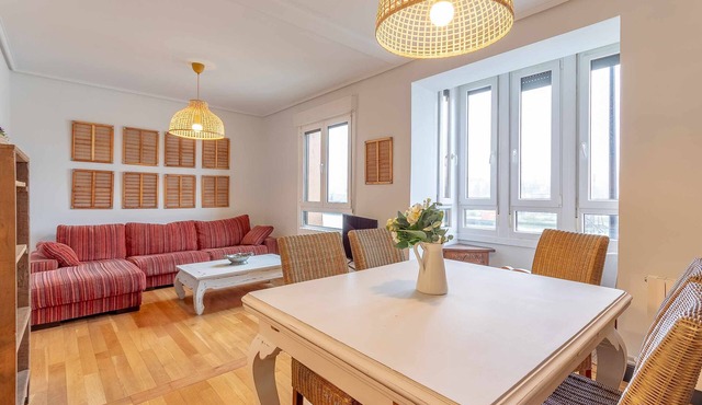 Apartment in front of Bilbao River, next to metro