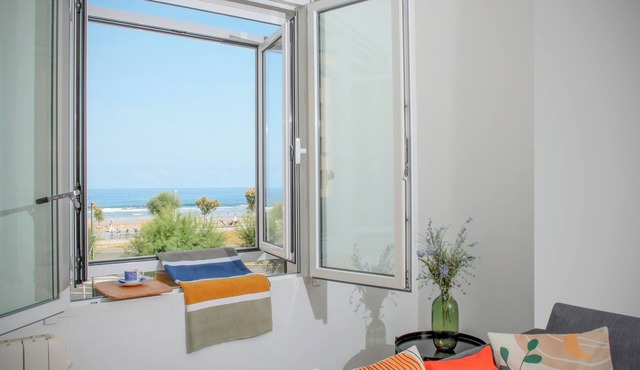 Apartment in front of the Zurriola beach with sea views,