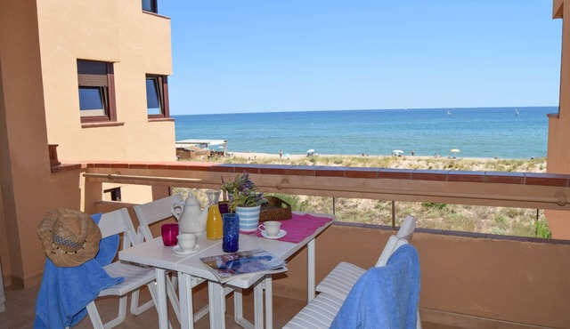 Apartment in front of the beach - Two double rooms . - Pool-Parquing- A/C