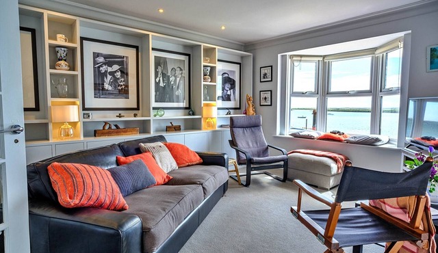 Apartment in Burnham with River Views