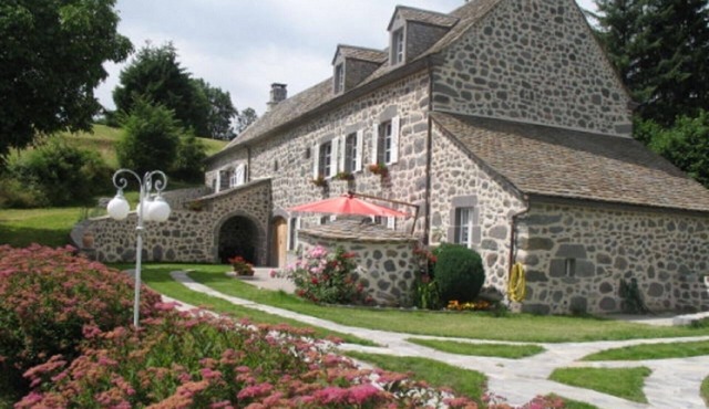 Apartment in gites with 3 bedrooms, private garden in the countryside