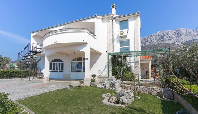 Apartment in Kaštel Gomilica near the Sea