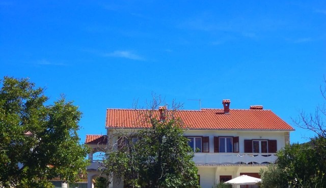 Apartment in Kampor with Brick-Built Barbecue