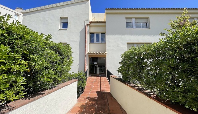 Apartment in L'Escala near Sandy Beach
