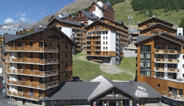 Apartment in Les Deux Alpes with Mountain Views