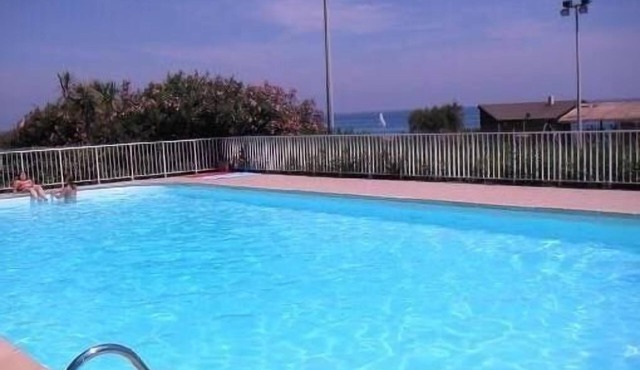 Apartment in luxury tree-lined residence, direct access to the beach