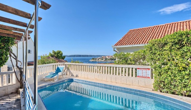 Apartment in Okrug Gornji with Common Pool