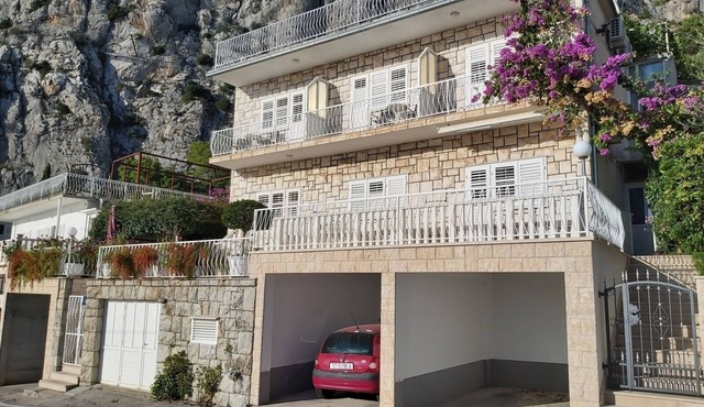 Apartment in Omiš with Seaview, Balcony, Air condition, WIFI (161-1)