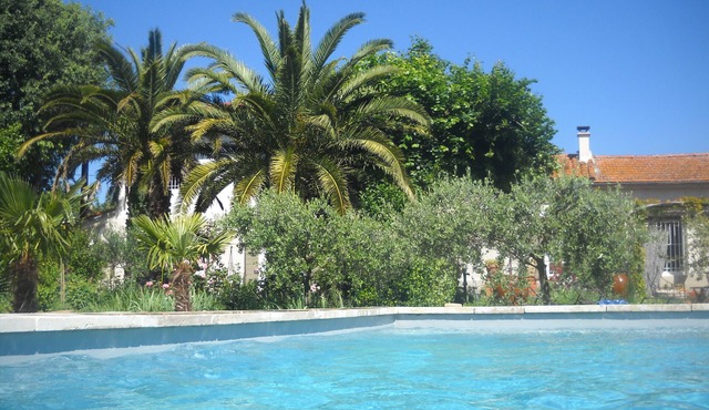 Apartment in Provençal farmhouse with swimming pool