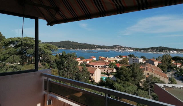 Apartment in quiet, guarded residence close to beaches and shops