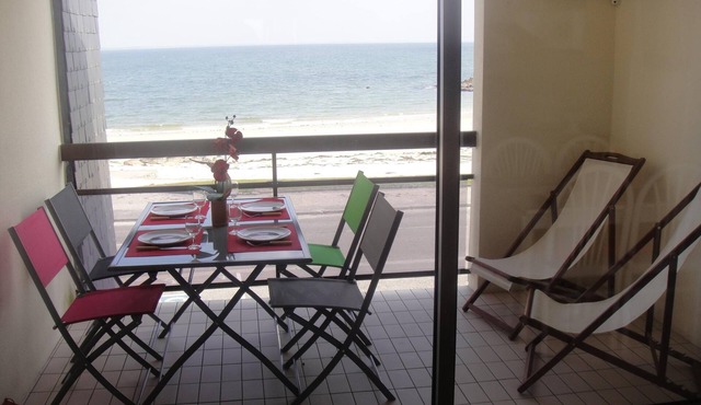 Apartment in quiet residence facing the beach with sea view